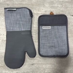KitchenAid 2 piece Silicone Oven Mitt Set-like new